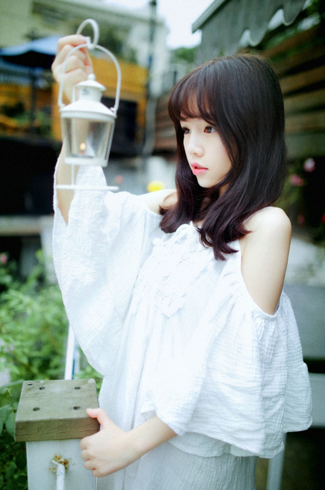 后花园里清纯娇羞可爱少女写真