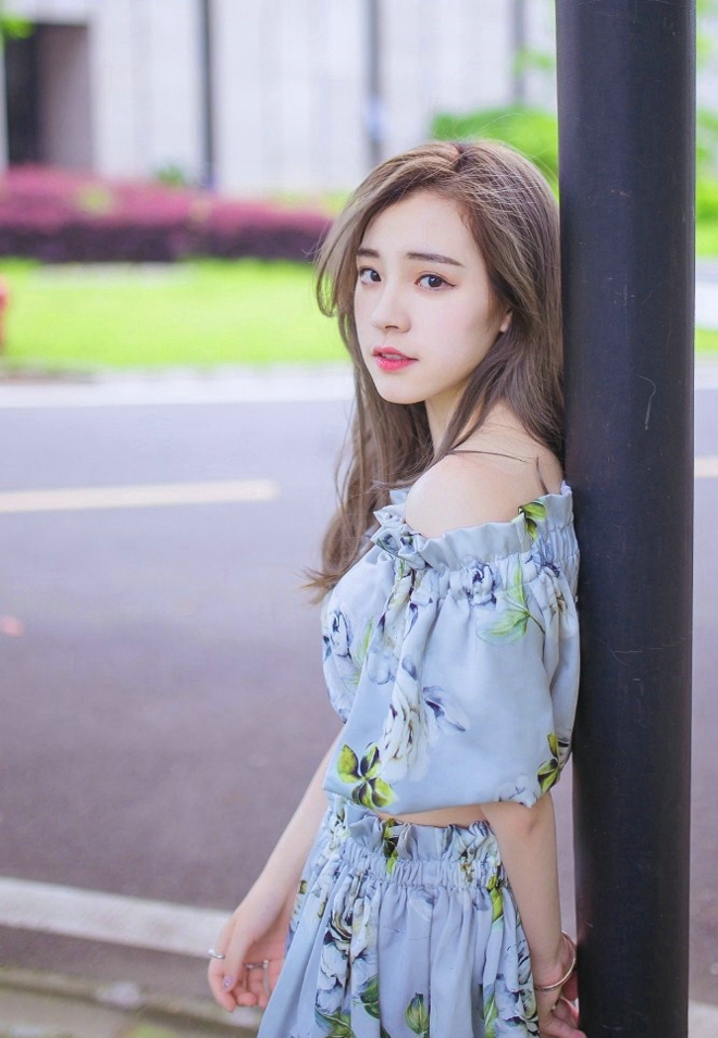 清丽脱俗清纯甜美香肩女生