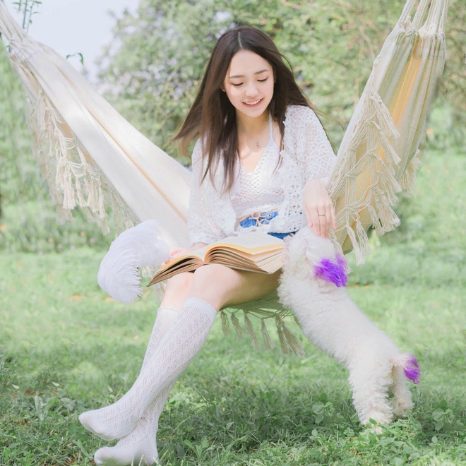 清纯甜美阳光美女户外正能量图片