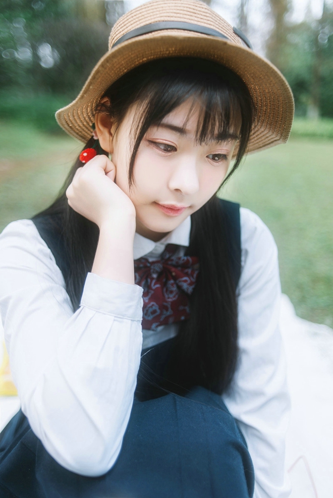 可爱俏皮阳光美女户外甜美写真