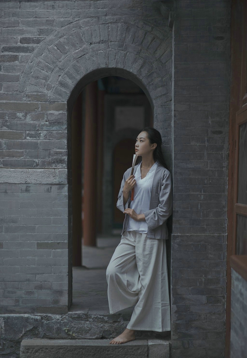 宁静深山处的素雅美女