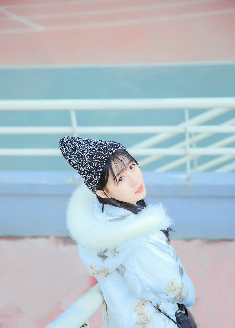 校园体育场内的毛线帽妹子清纯活力写真