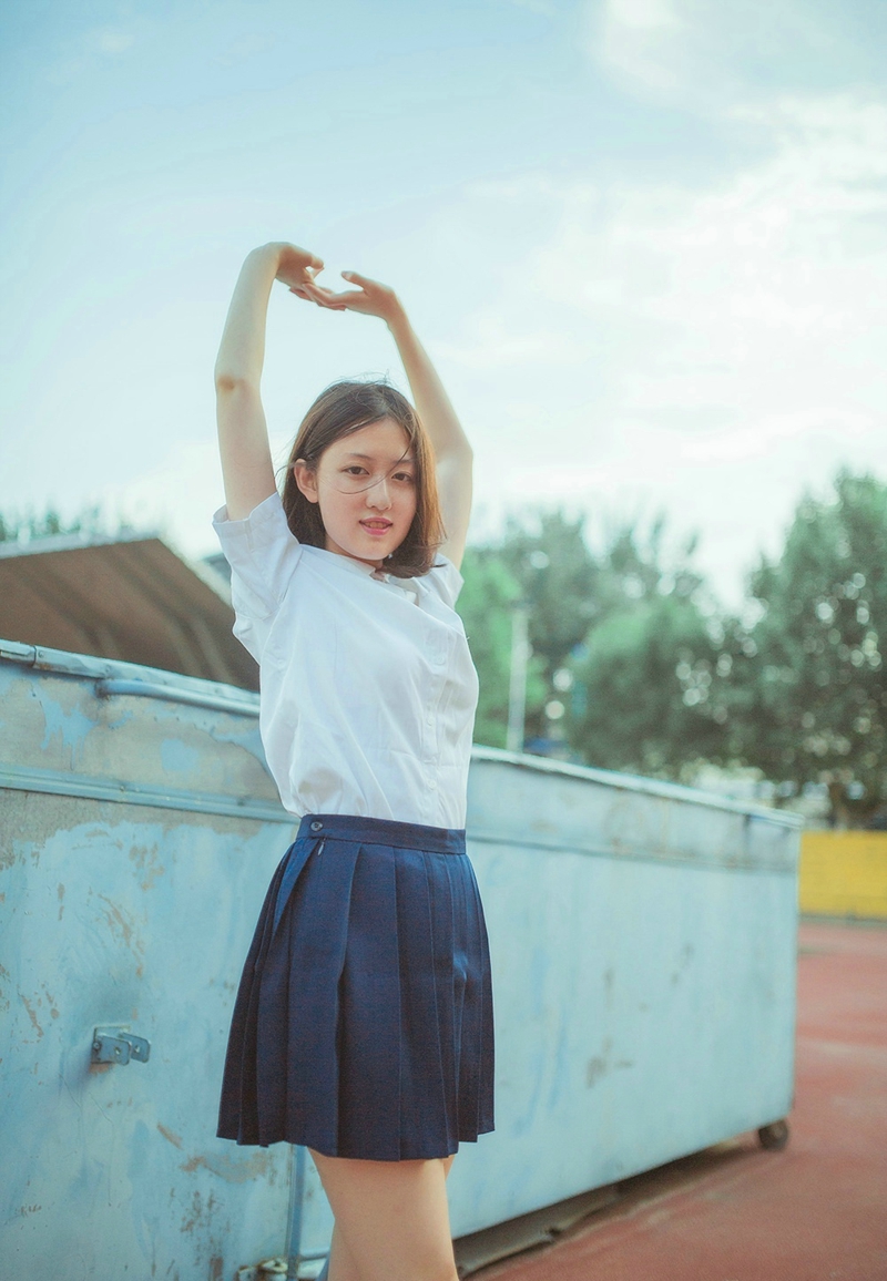 百褶裙短发美女纯真干净阳光写真