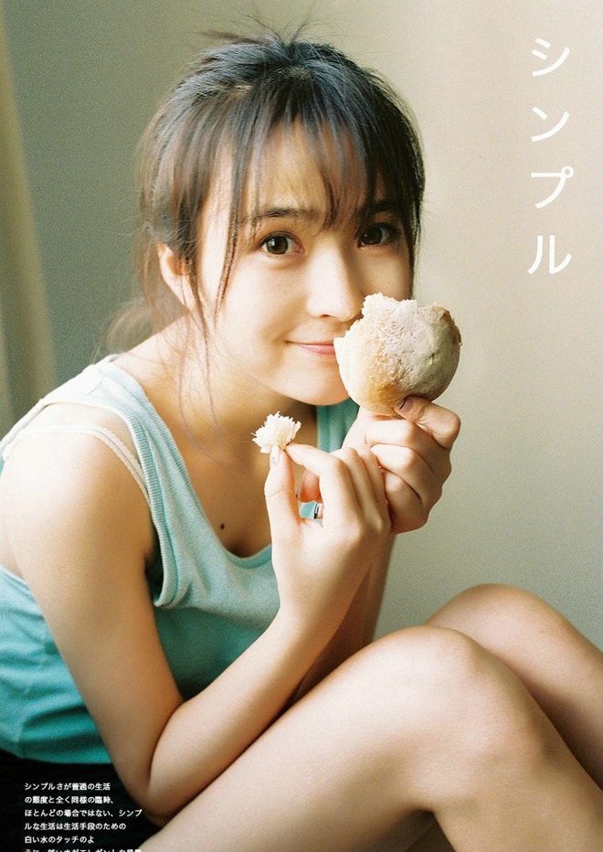 阳光可爱吃早餐少女写真