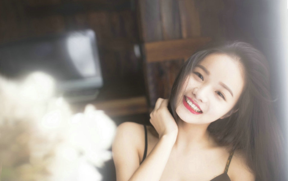 白皙美艳少女漂亮脸蛋笑脸迷人