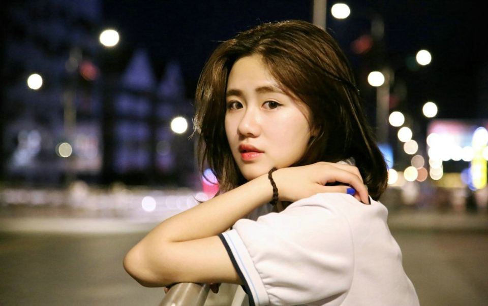 阳光下的校服美女漂亮精致脸蛋