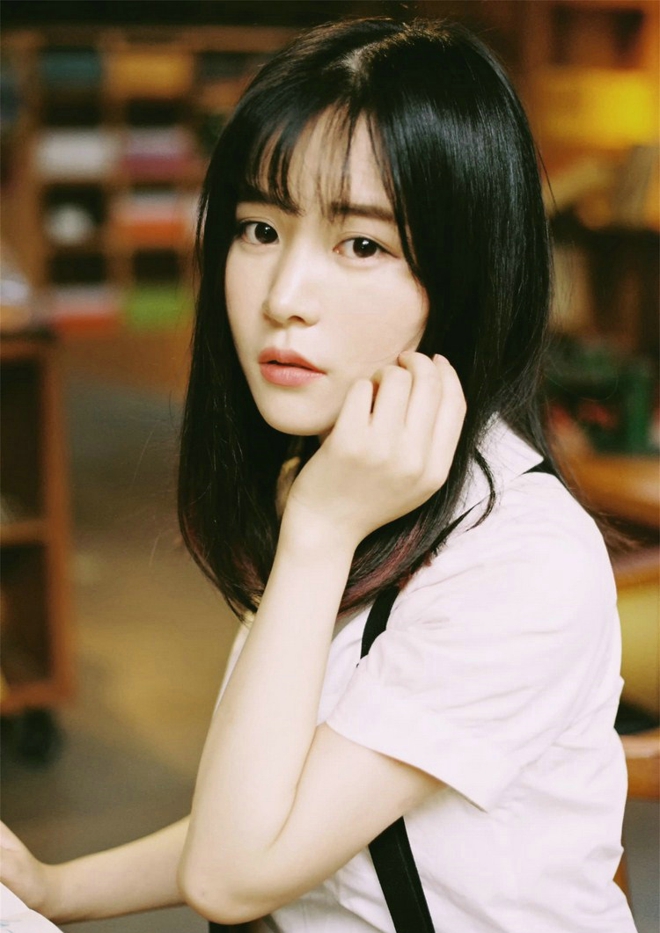 逛书店清纯阳光可爱校园美女