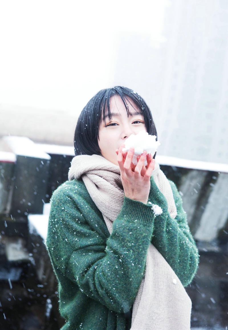 雪天内的短发森系精致五官美女写真