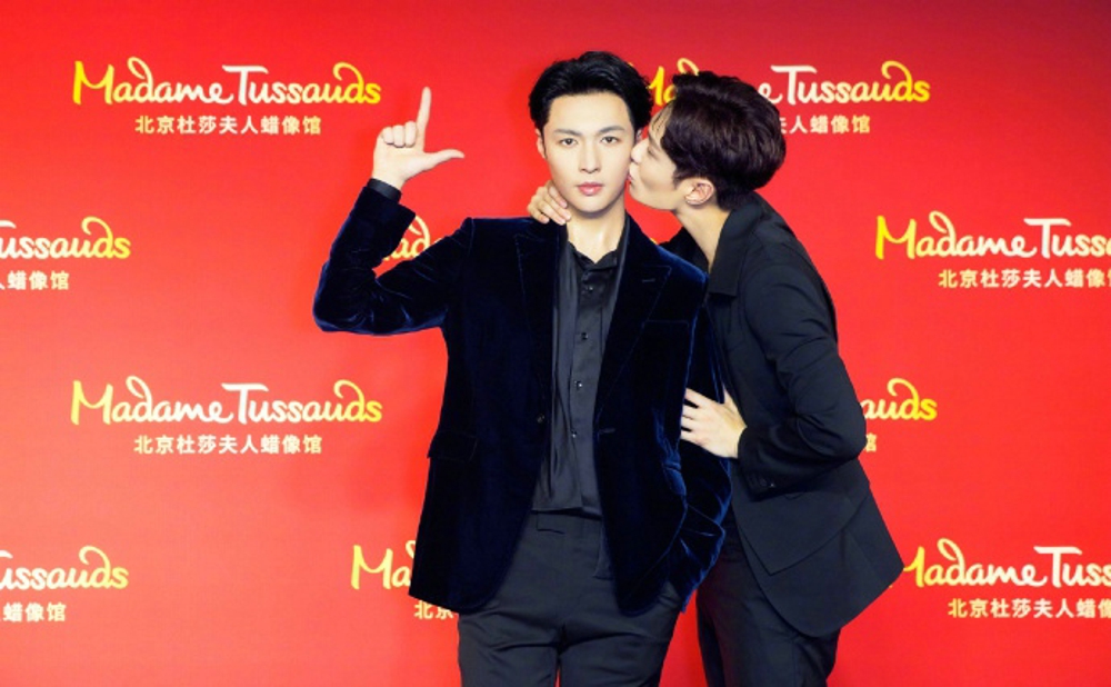张艺兴出席北京杜莎夫人蜡像馆揭幕会