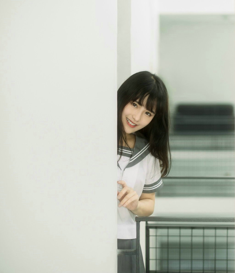 清新原野内的森系短发披肩美女笑容灿烂