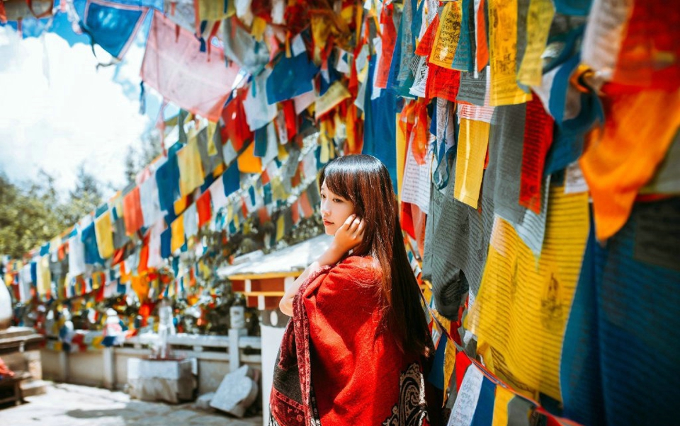 柔美姑娘旅拍民族风披肩明媚动人写真