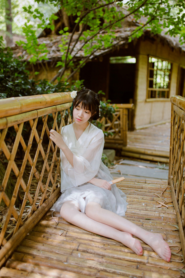 草帽女孩吊带短裙户外树林唯美写真