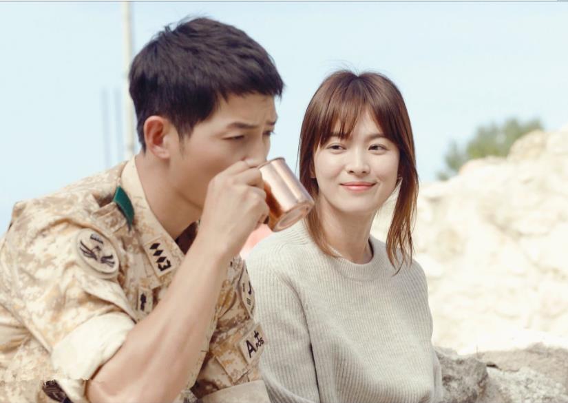 太阳的后裔甜蜜剧照