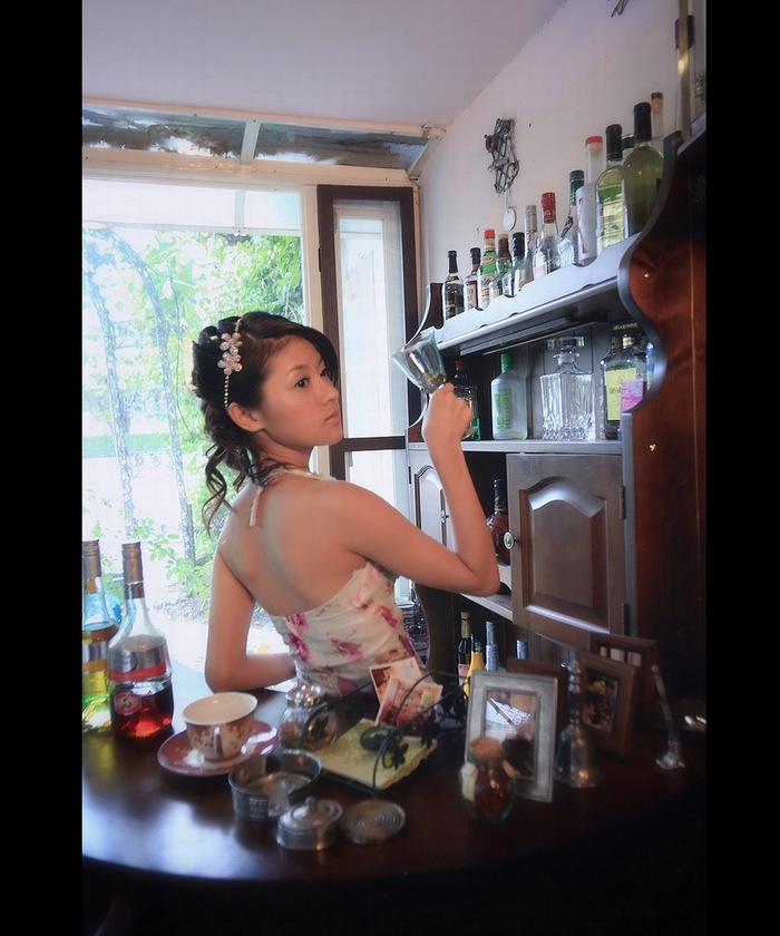 美得令人心醉的酒吧女孩