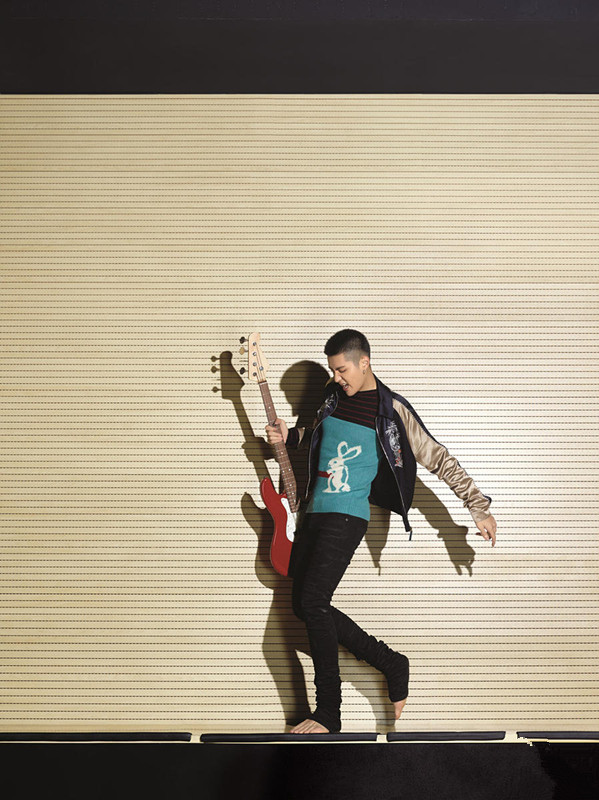 吴亦凡登杂志封面彰显无限的青春和活力