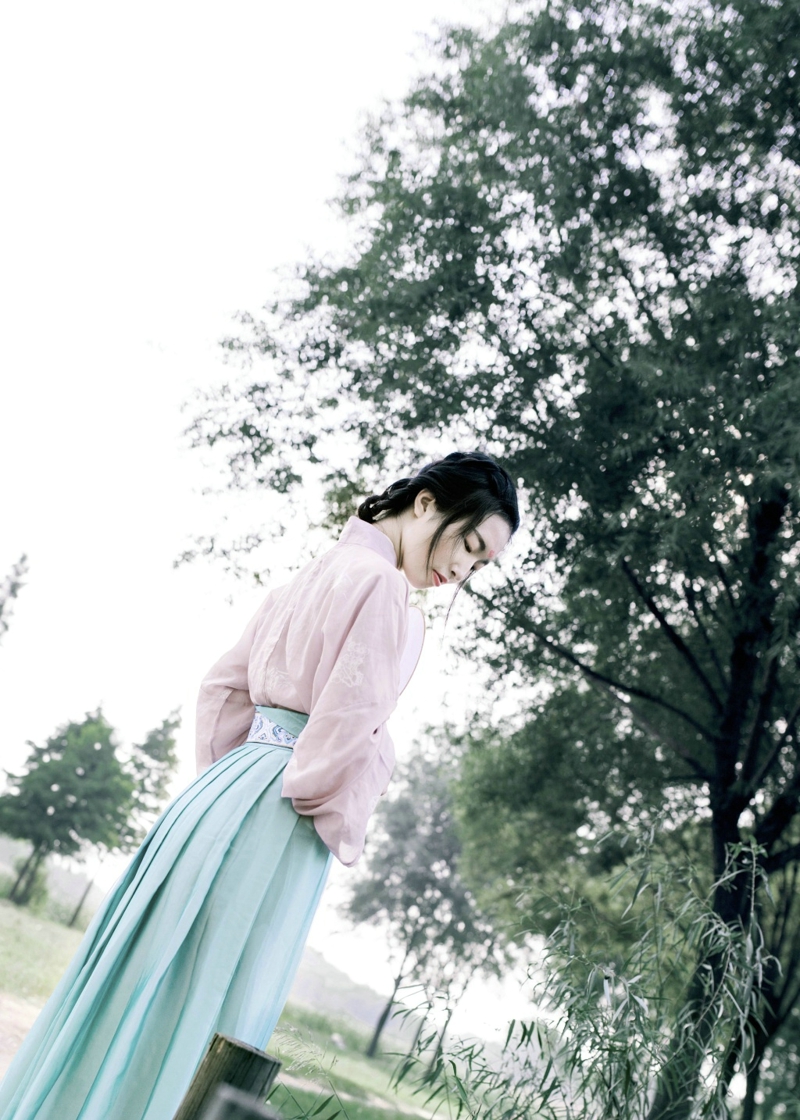 漂亮丸子头美女气质养眼迷人写真