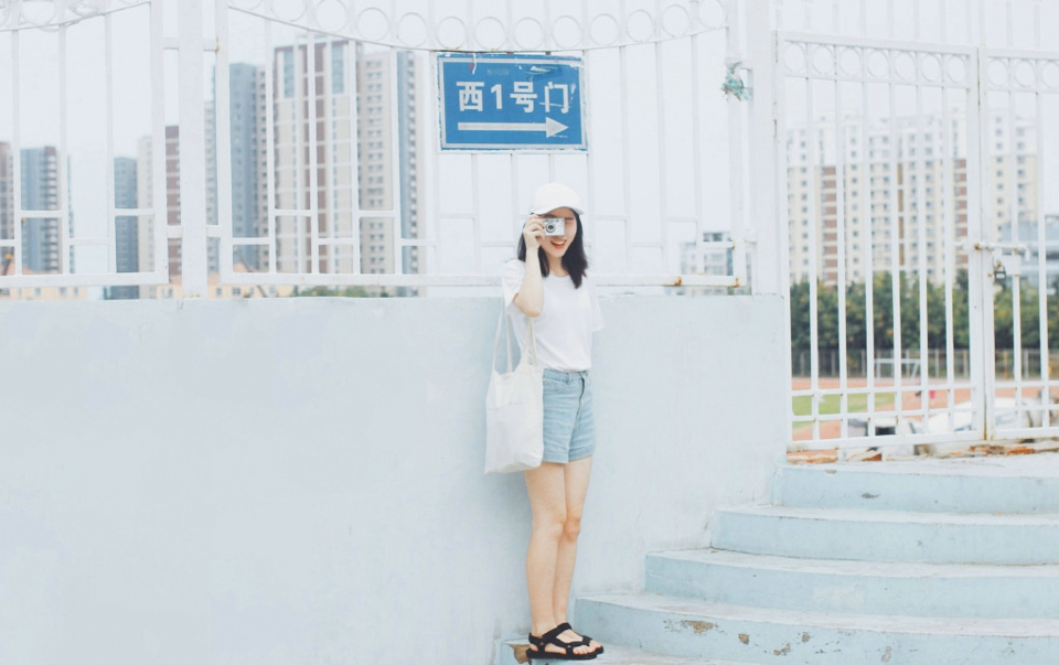 操场上的棒球帽休闲服饰明媚少女