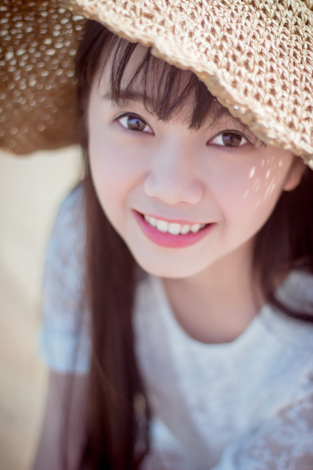 笑靥如花草帽美女海风扬起你的长发清纯写真