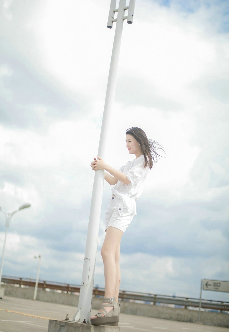 蓝天白云下的长发美女清甜笑容养眼写真