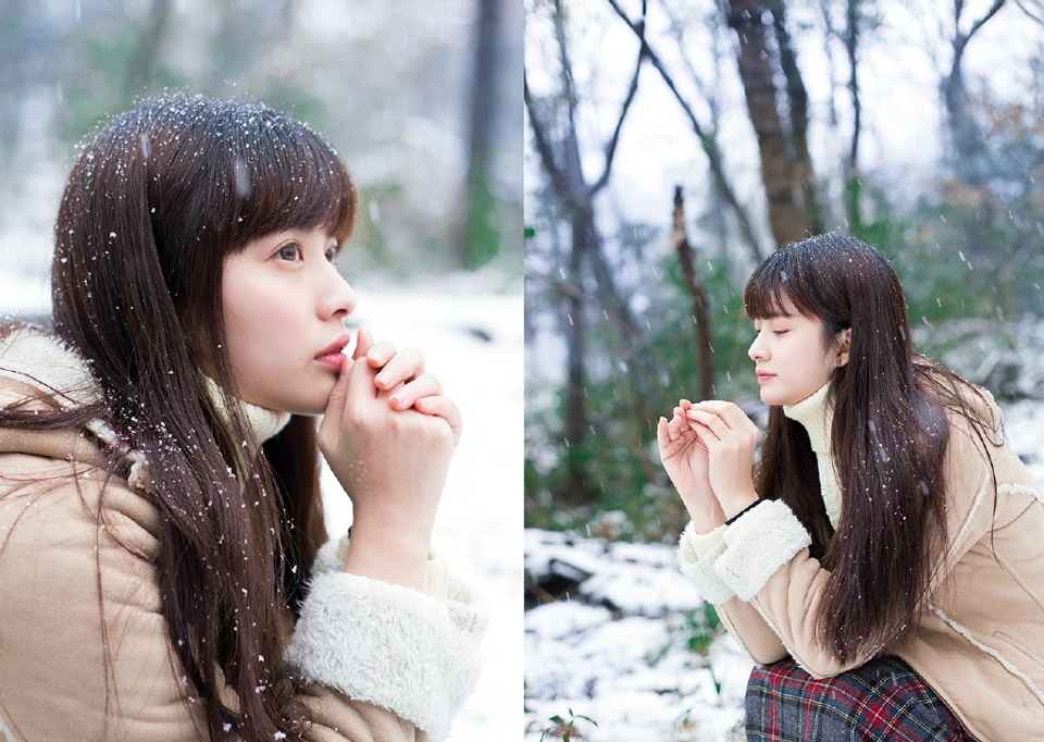 雪地内的黑发披肩美女温柔迷人写真