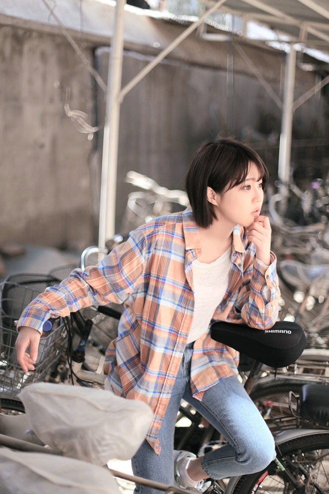 清纯短发妹子户外甜美娇巧唯美写真