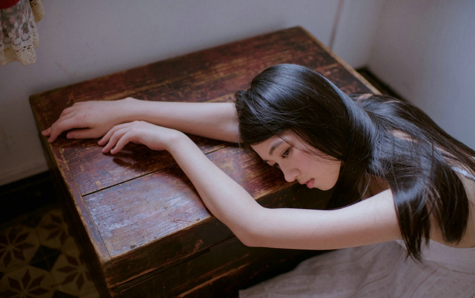 复古私房内的红酒女神漂亮脸蛋