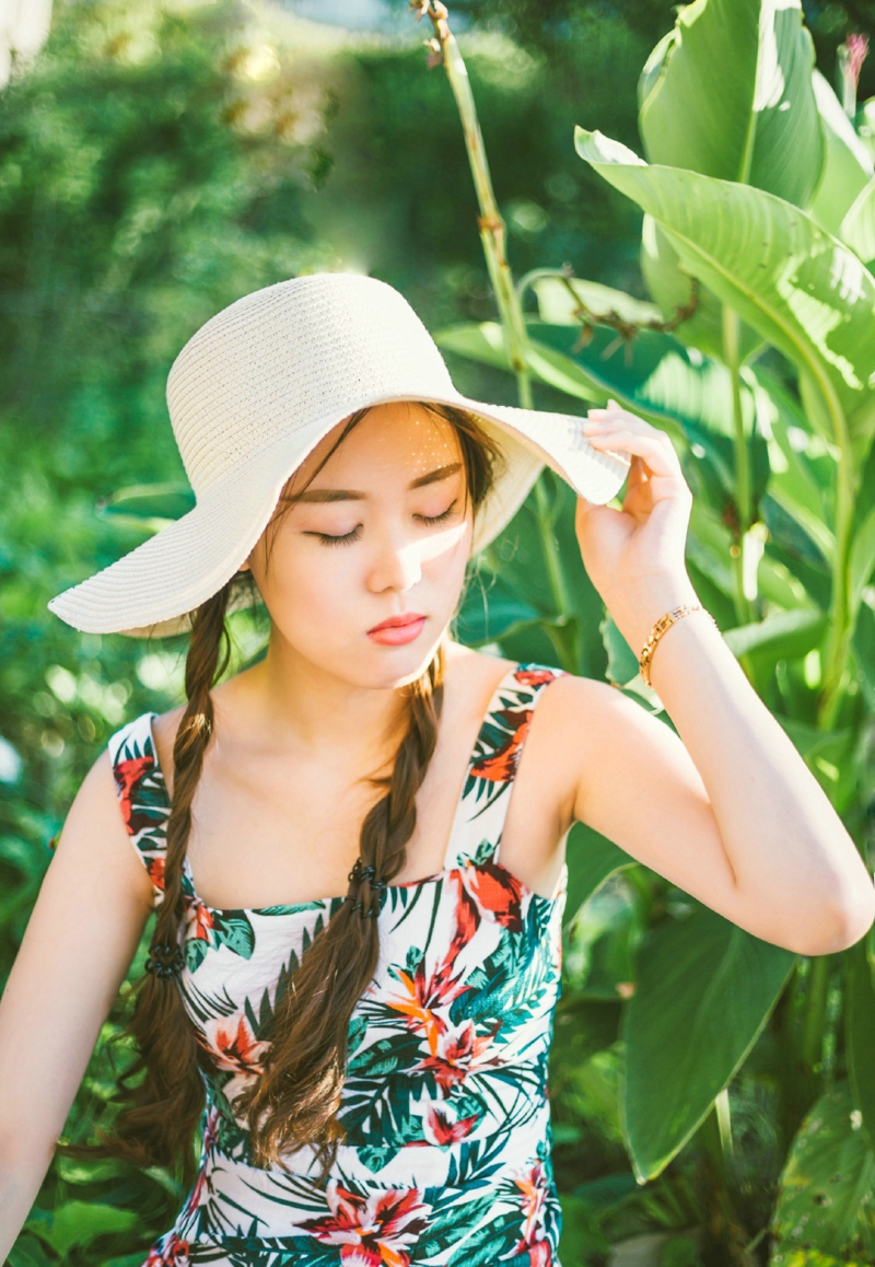 阳光下的连衣裙麻花辫美女靓丽吸睛