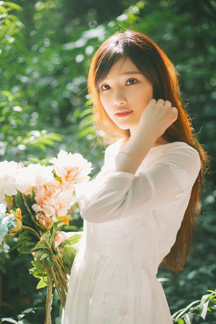 森林里找到美丽的花仙子写真照