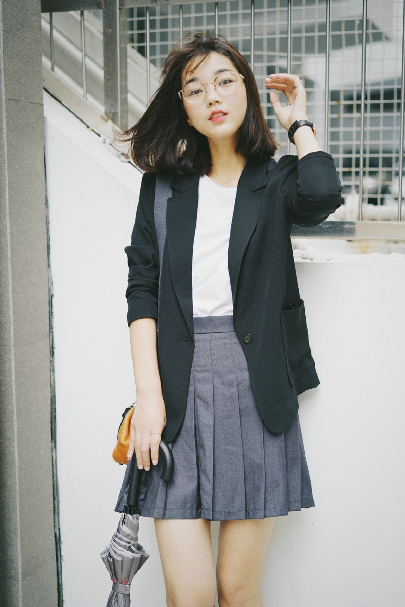 日系眼镜短发美女街头百褶裙养眼写真