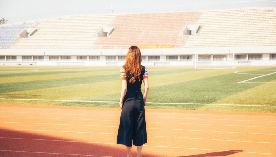 咖啡馆内的背带裤少女青春俏皮写真