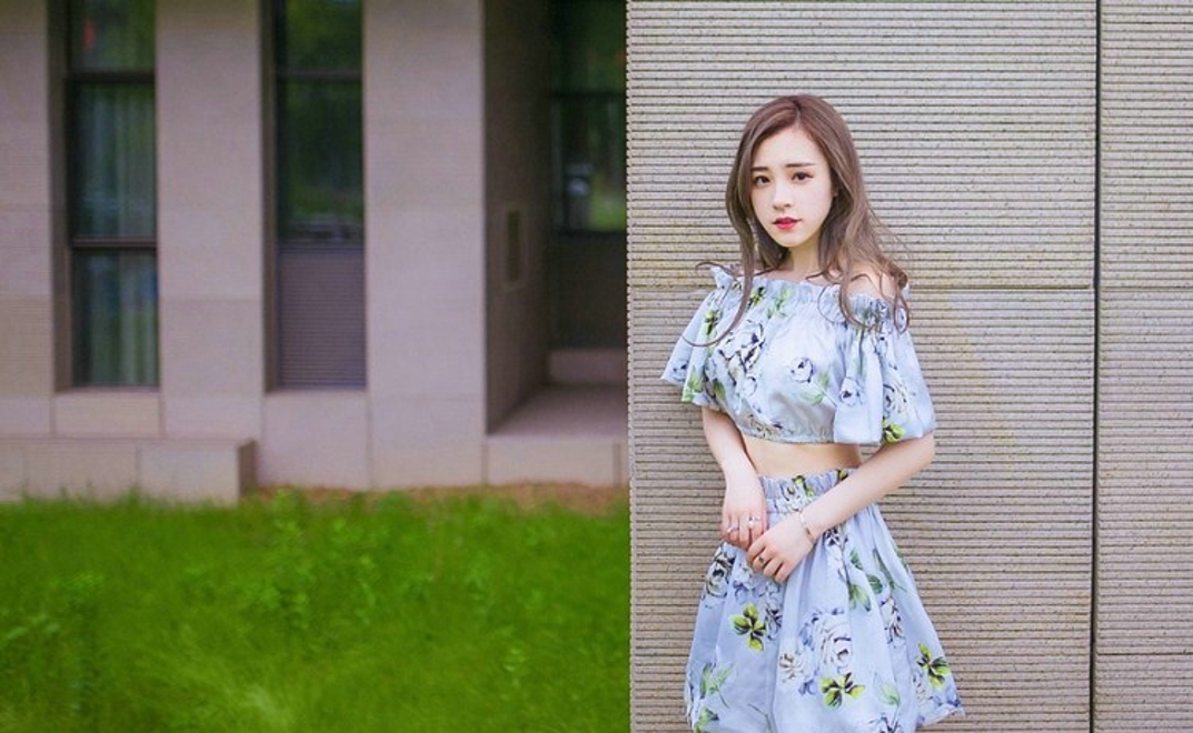 清丽脱俗清纯甜美香肩女生