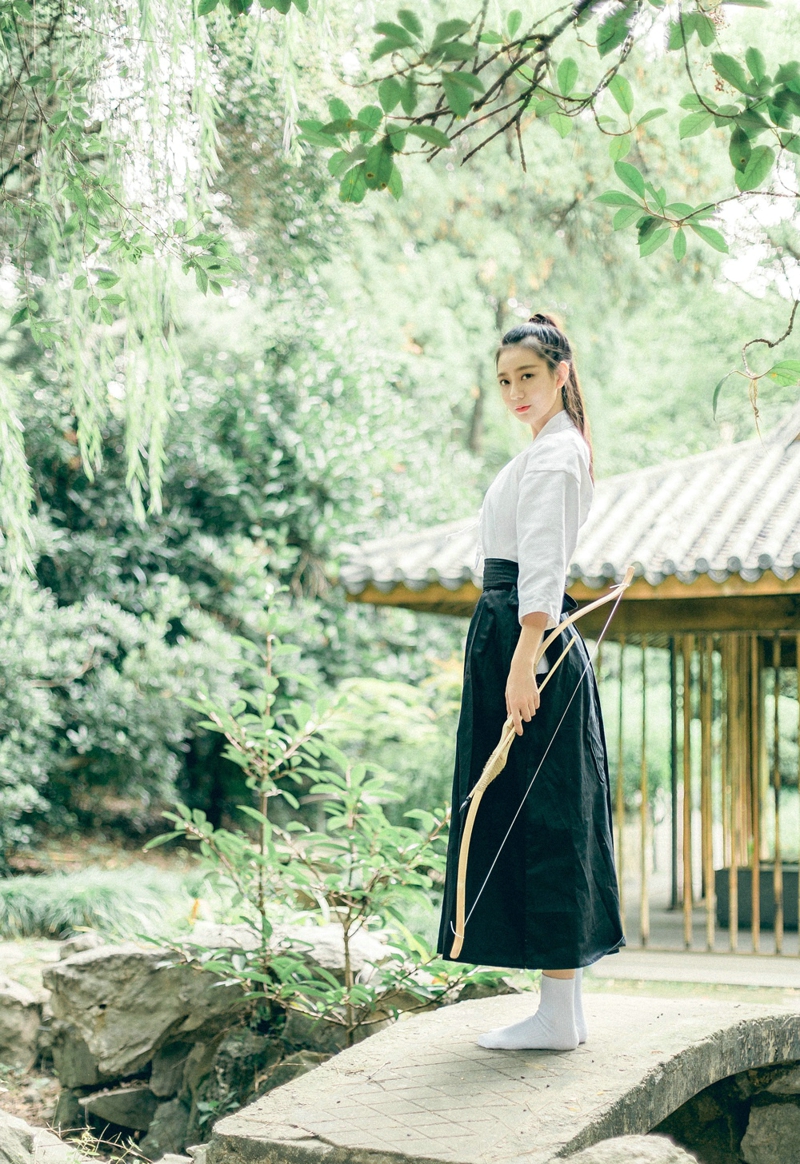 清新草地上的双马尾白裙姑娘素雅迷人写真照