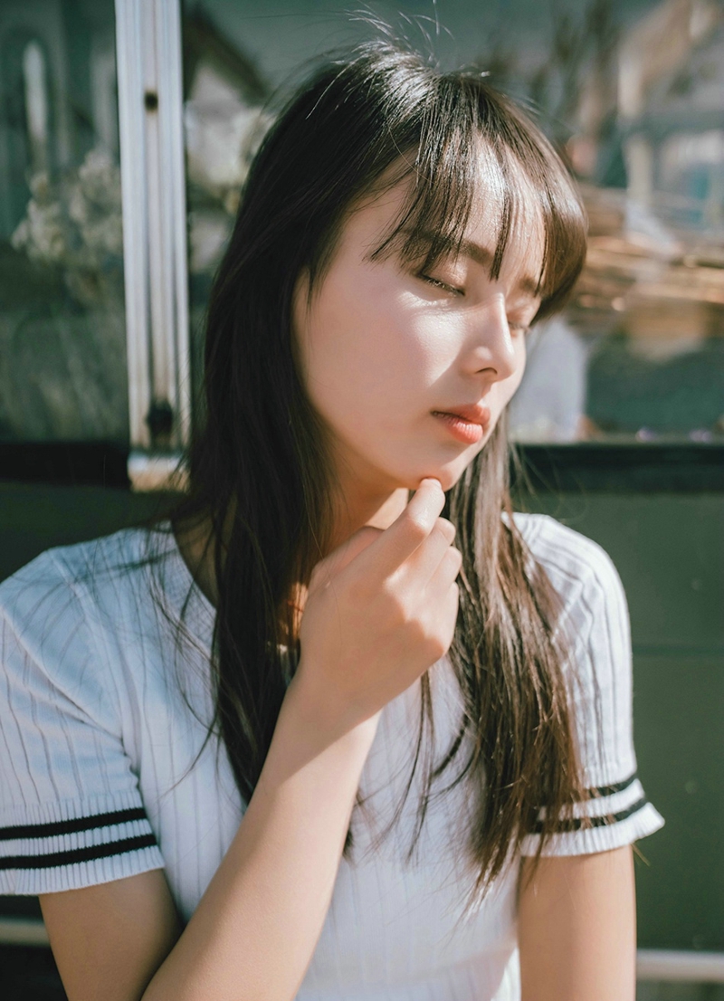 高冷清秀美女户外阳光照动人写真