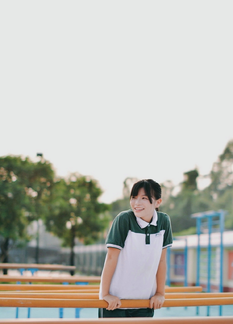 操场上的长发美女清新怡人青春正能量写真