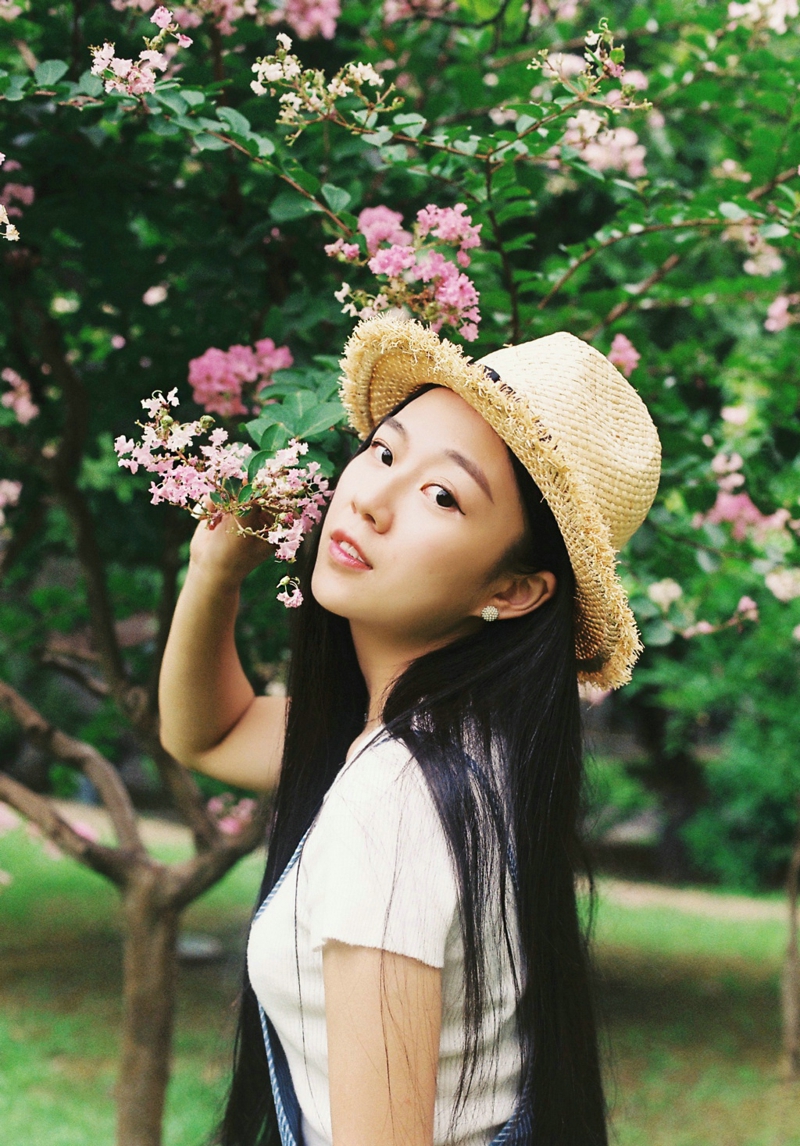 花树下的背带裤清新妹子娇美怡人写真