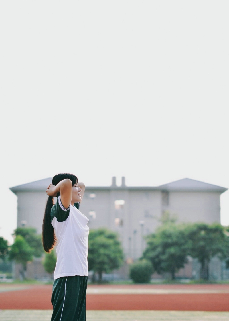 操场上的长发美女清新怡人青春正能量写真