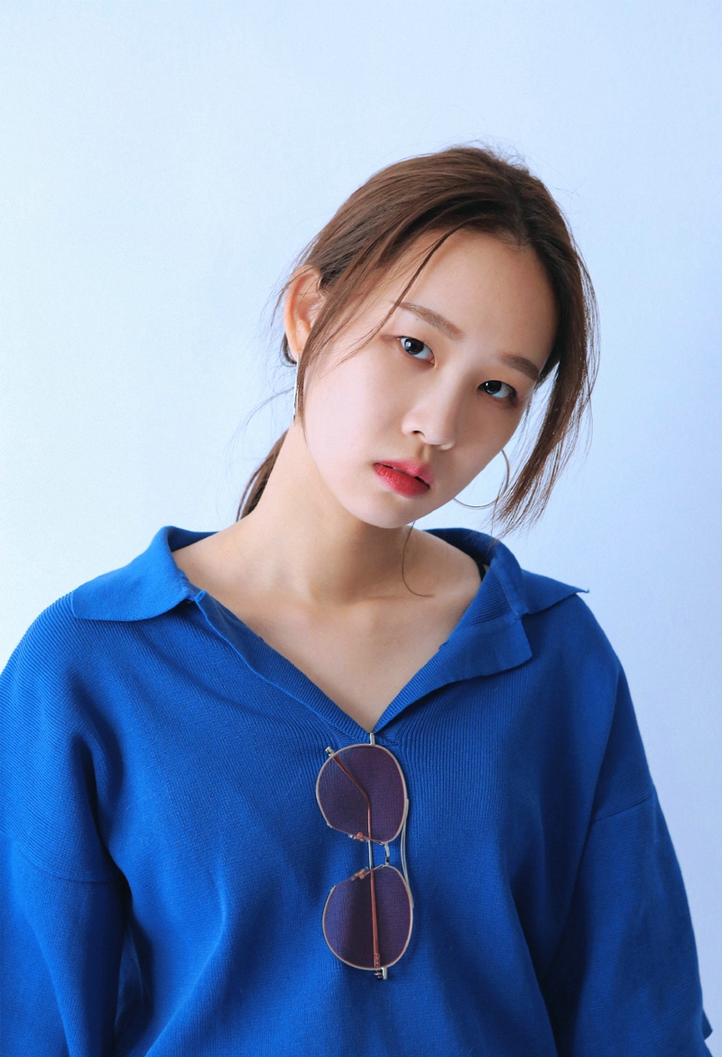 花树下的背带裤清新妹子娇美怡人写真