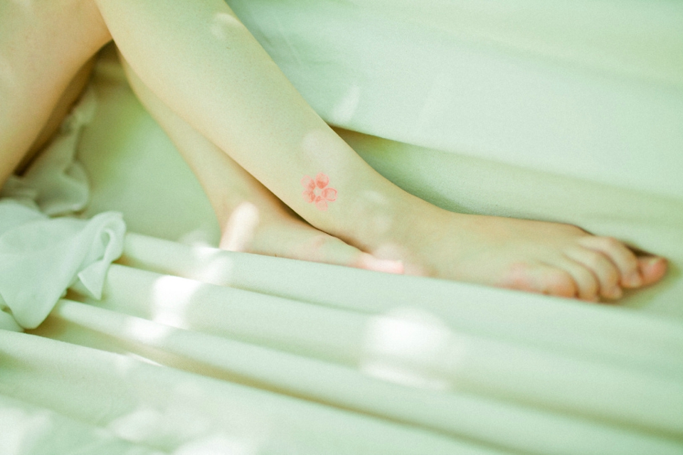 森林内的清新文艺少女漂亮脸蛋