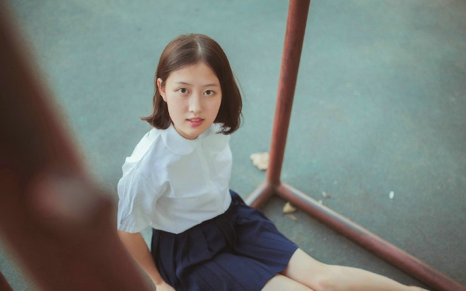 百褶裙短发美女纯真干净阳光写真