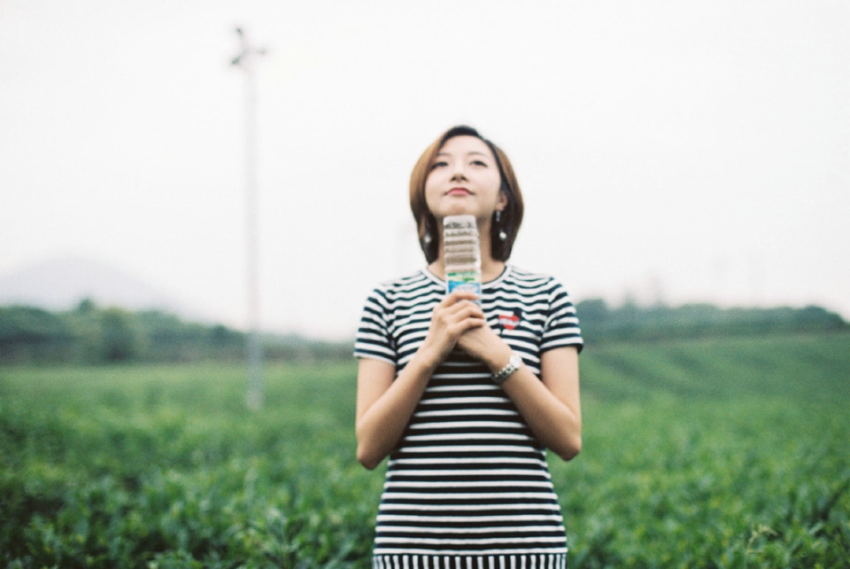 自由随性美女个性高傲阳光素颜写真