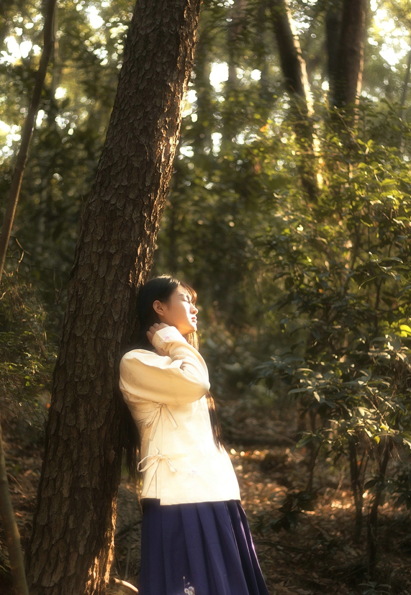 花丛中的毛衣美女气质眼神迷离写真