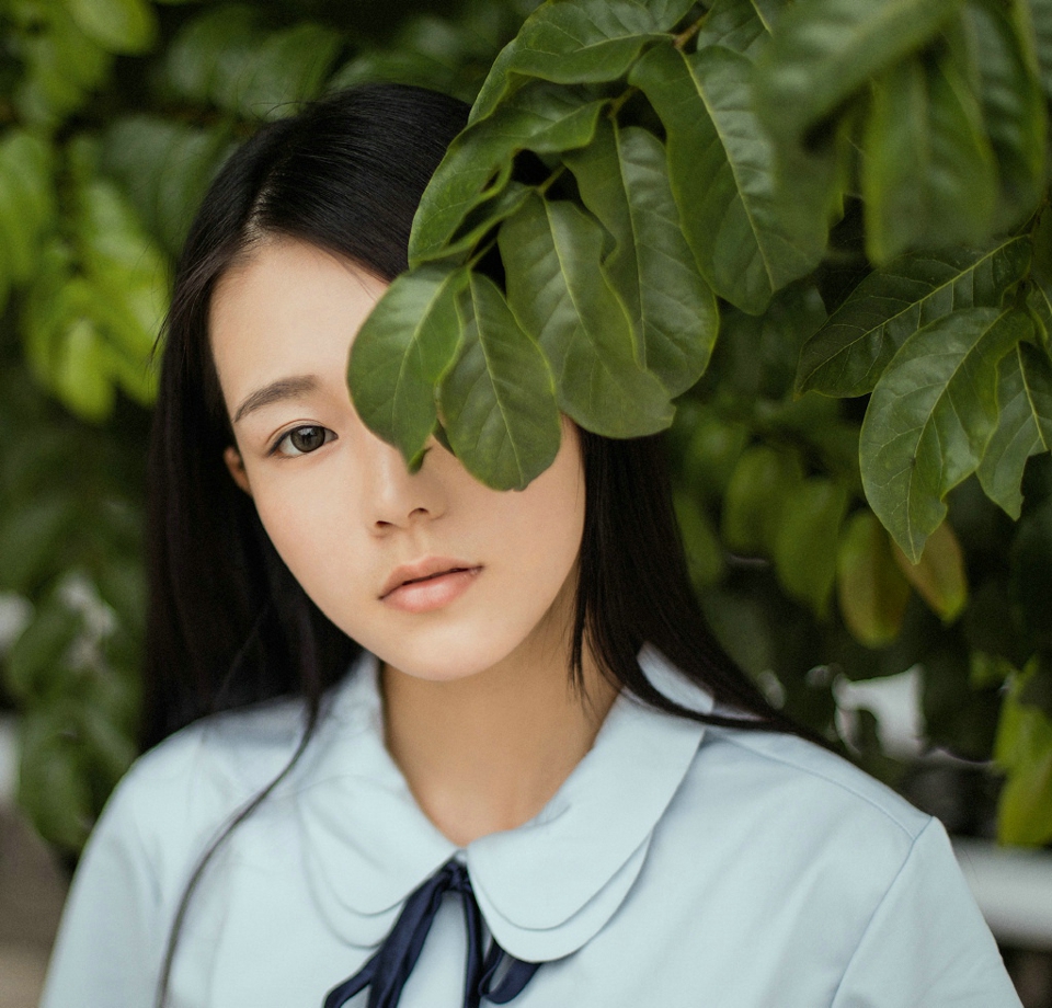 森林内的清新文艺少女漂亮脸蛋