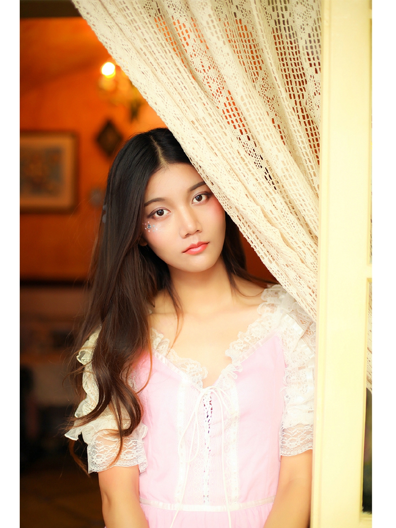 日系短发妹子可爱无辜眼神迷人