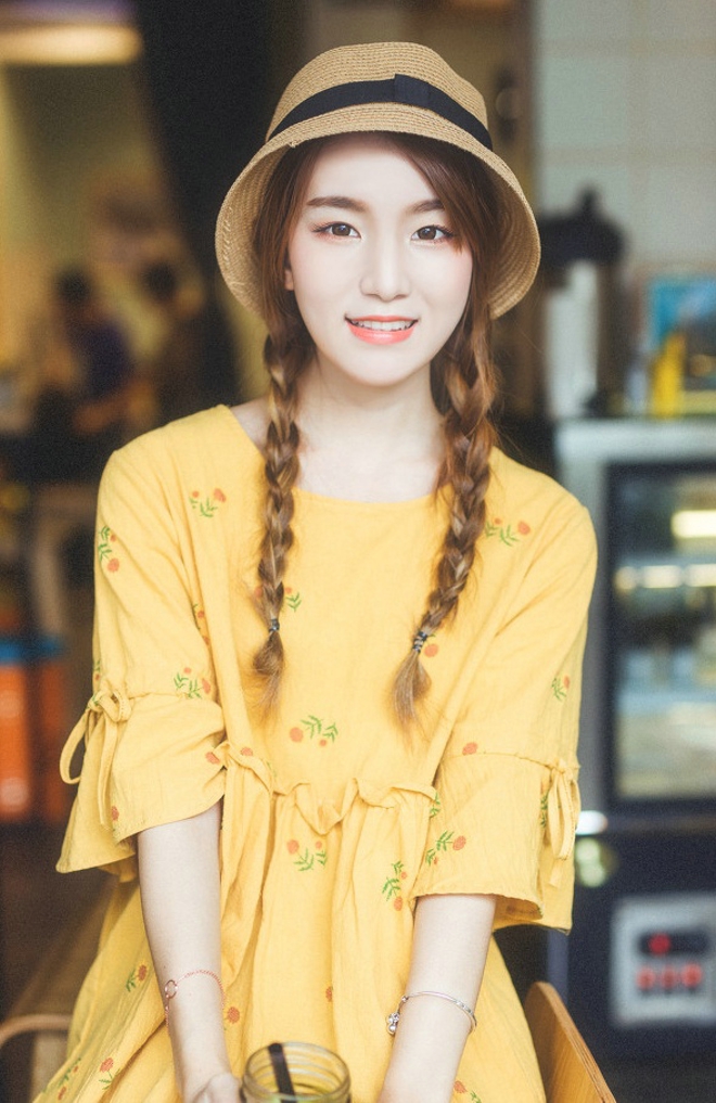 小黄衣悠闲美女艺术图片