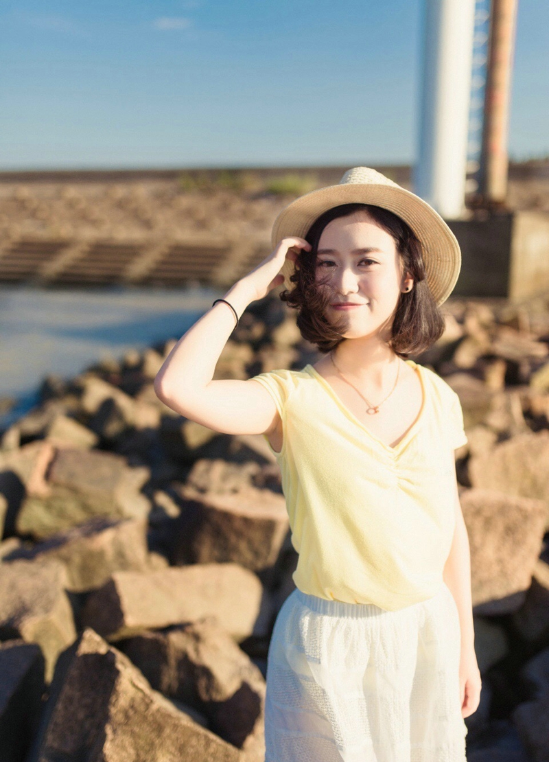 海岸礁石上的长发美女柔美秀发飘扬写真曝光