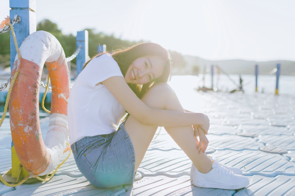 清爽妹子逆光下笑容灿烂温馨写真
