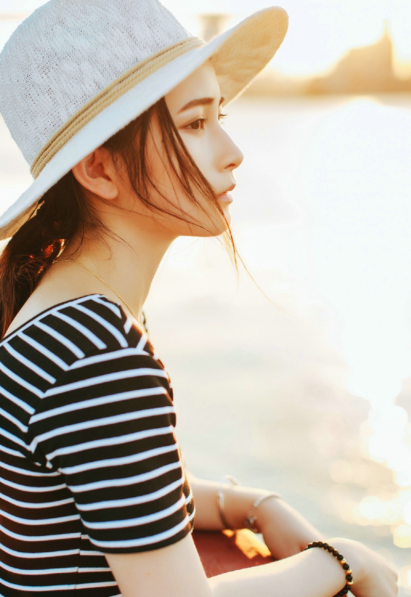 英伦风条纹衣美女养眼侧颜无敌写真美照