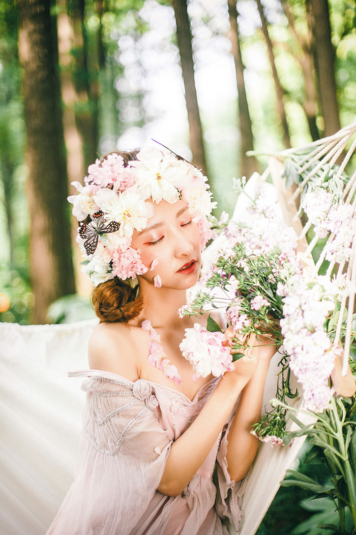 森林里找到美丽的花仙子写真照