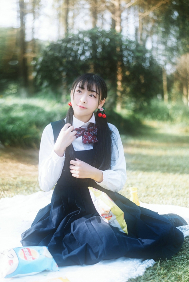 可爱俏皮阳光美女户外甜美写真