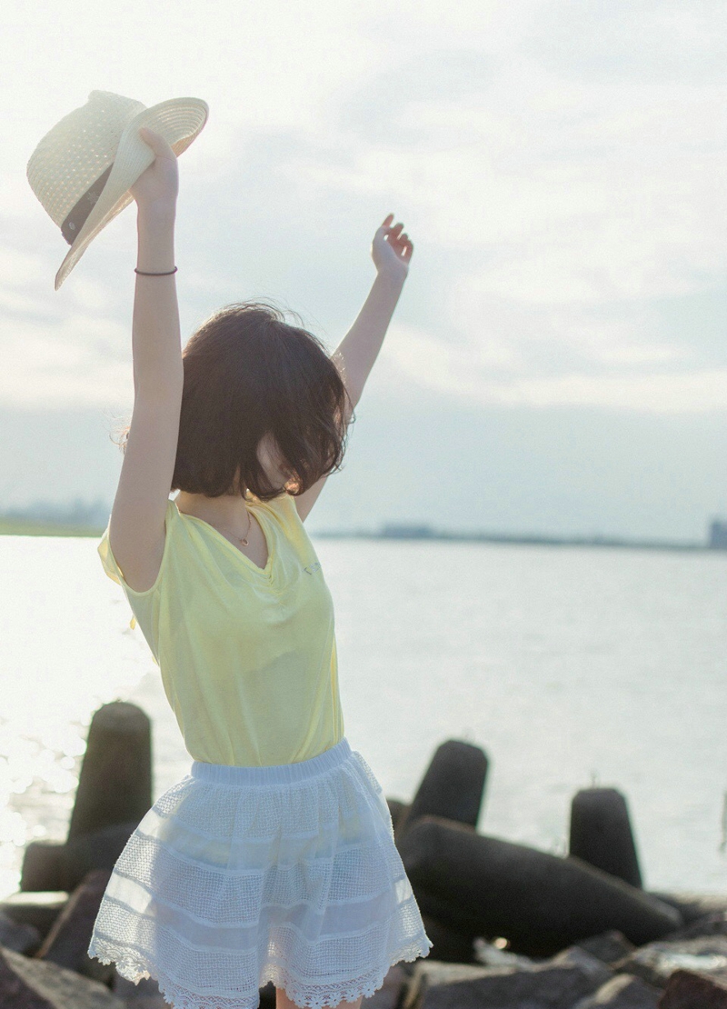 海岸礁石上的长发美女柔美秀发飘扬写真曝光